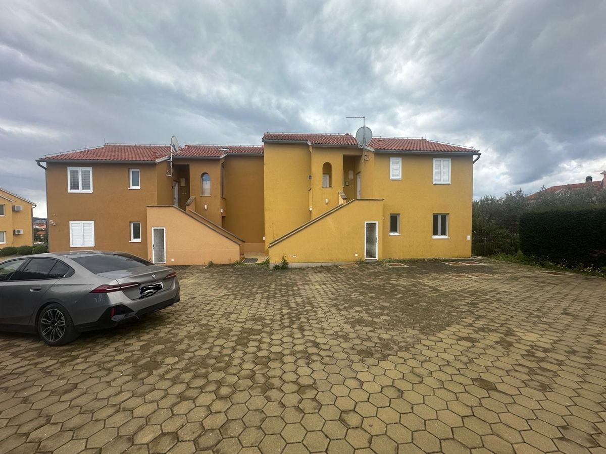 Vodice - stanovanje v pritličju z vrtom in skupnim bazenom