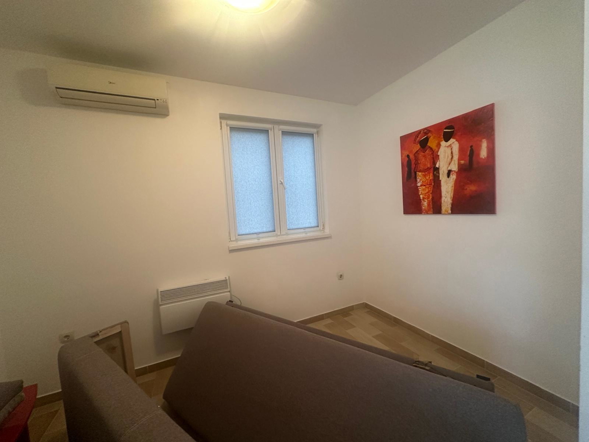 Vodice - stanovanje v pritličju z vrtom in skupnim bazenom