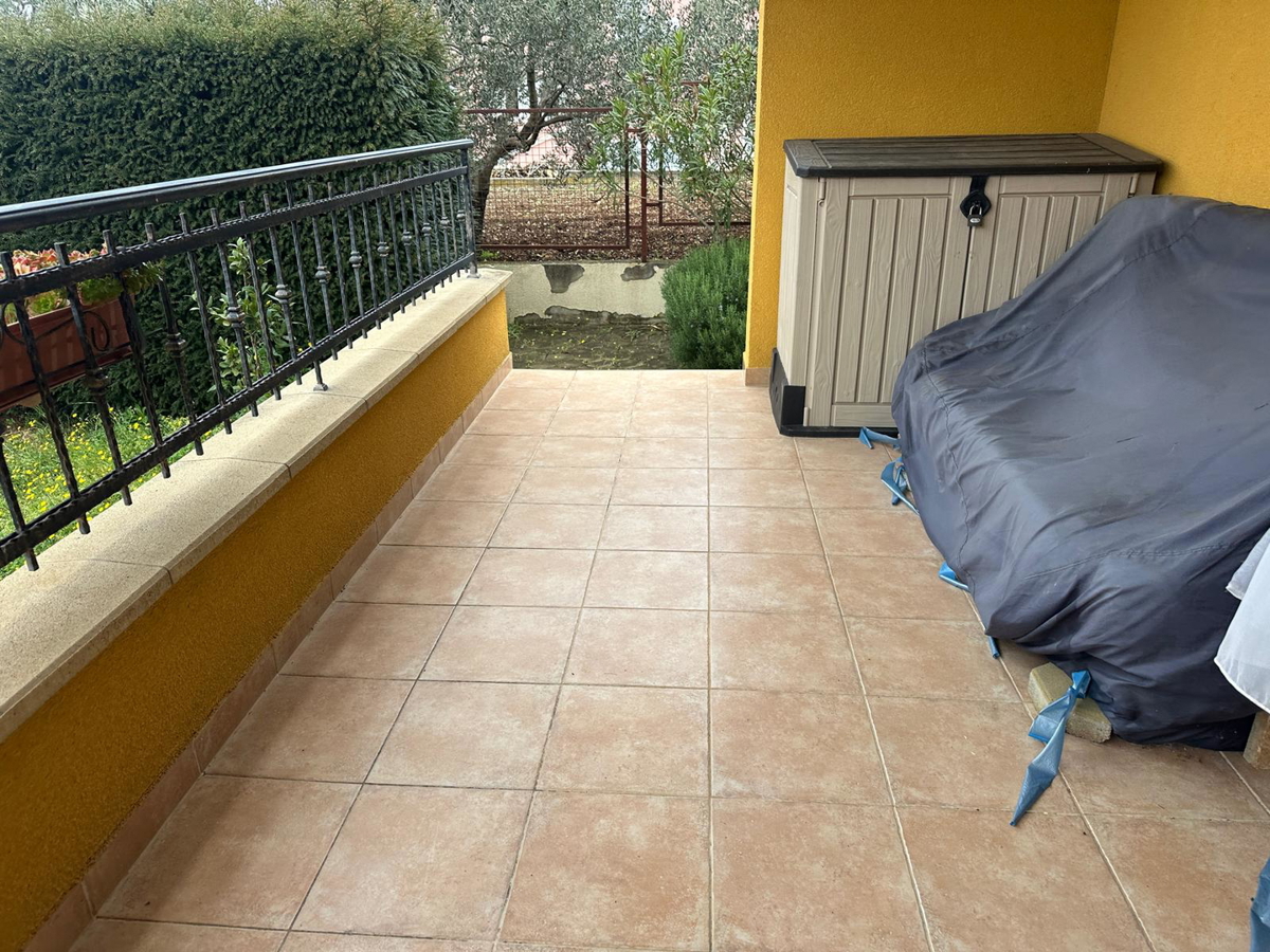 Vodice - stanovanje v pritličju z vrtom in skupnim bazenom