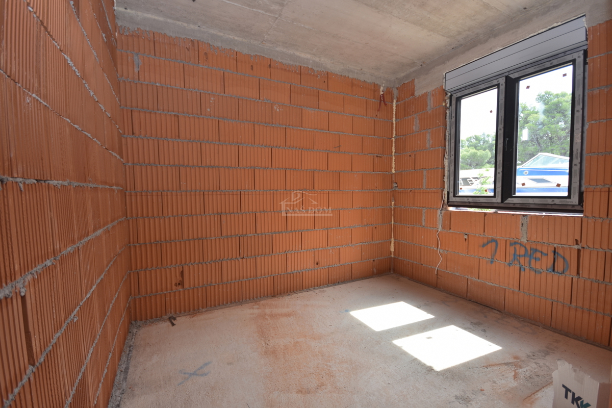 Brodarica - Stan S1 v pritličju, z vrtom in pogledom na morje