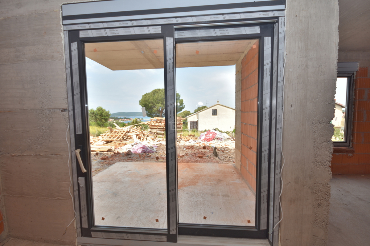 Brodarica - Stan S1 v pritličju, z vrtom in pogledom na morje