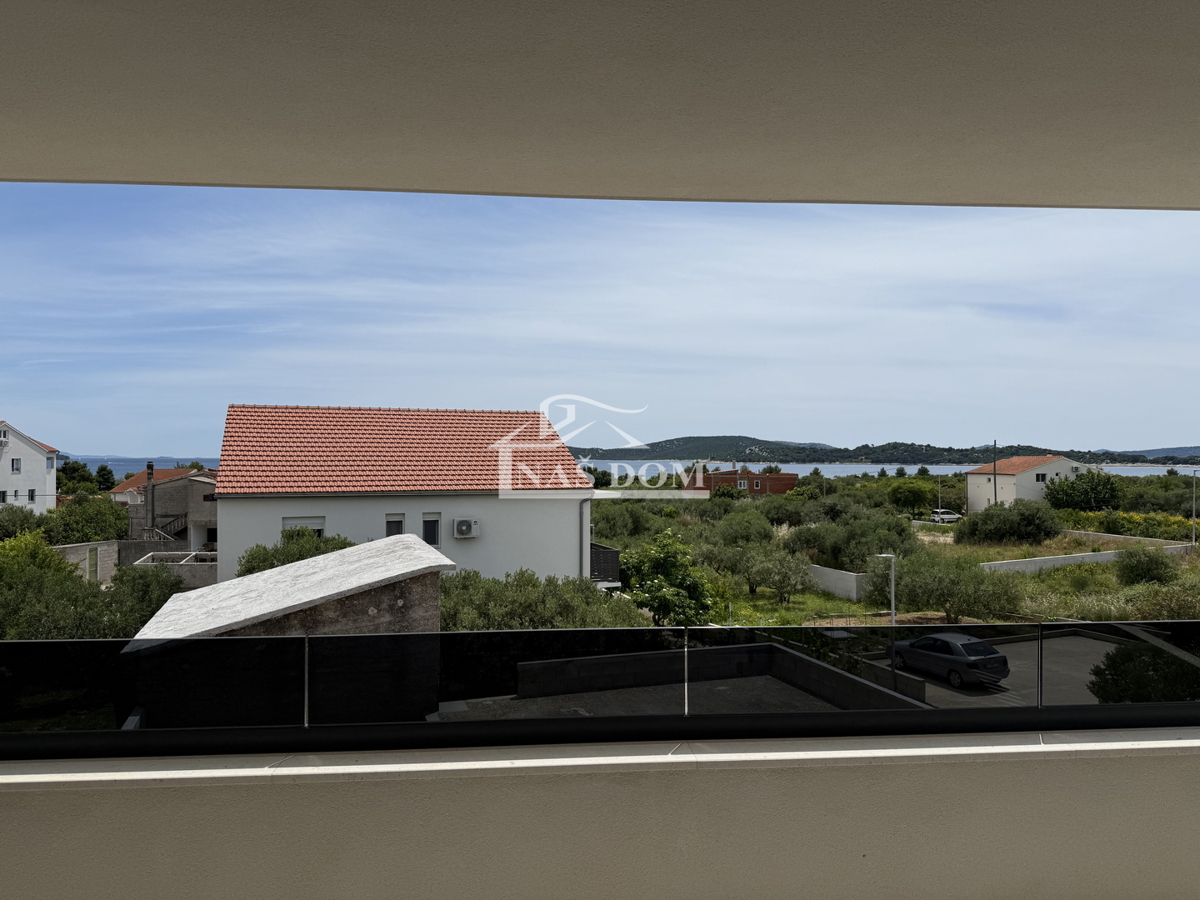 Vodice - Stanovanje S3 v prvem nadstropju, le 350 m od plaže