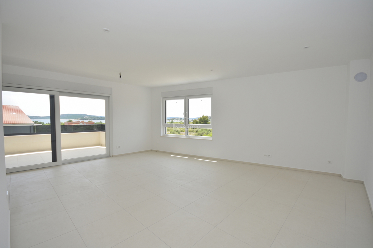 Vodice - Stanovanje S3 v prvem nadstropju, le 350 m od plaže