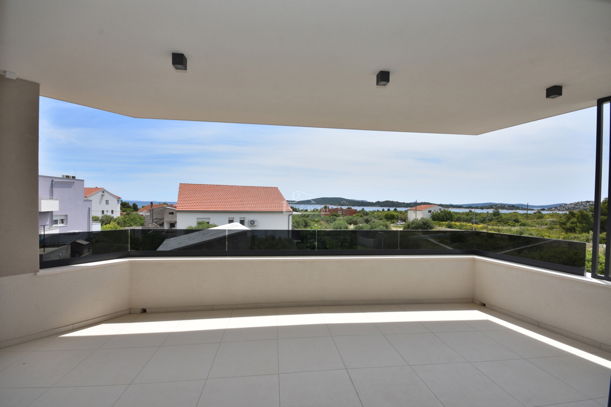 Vodice - Stanovanje S3 v prvem nadstropju, le 350 m od plaže