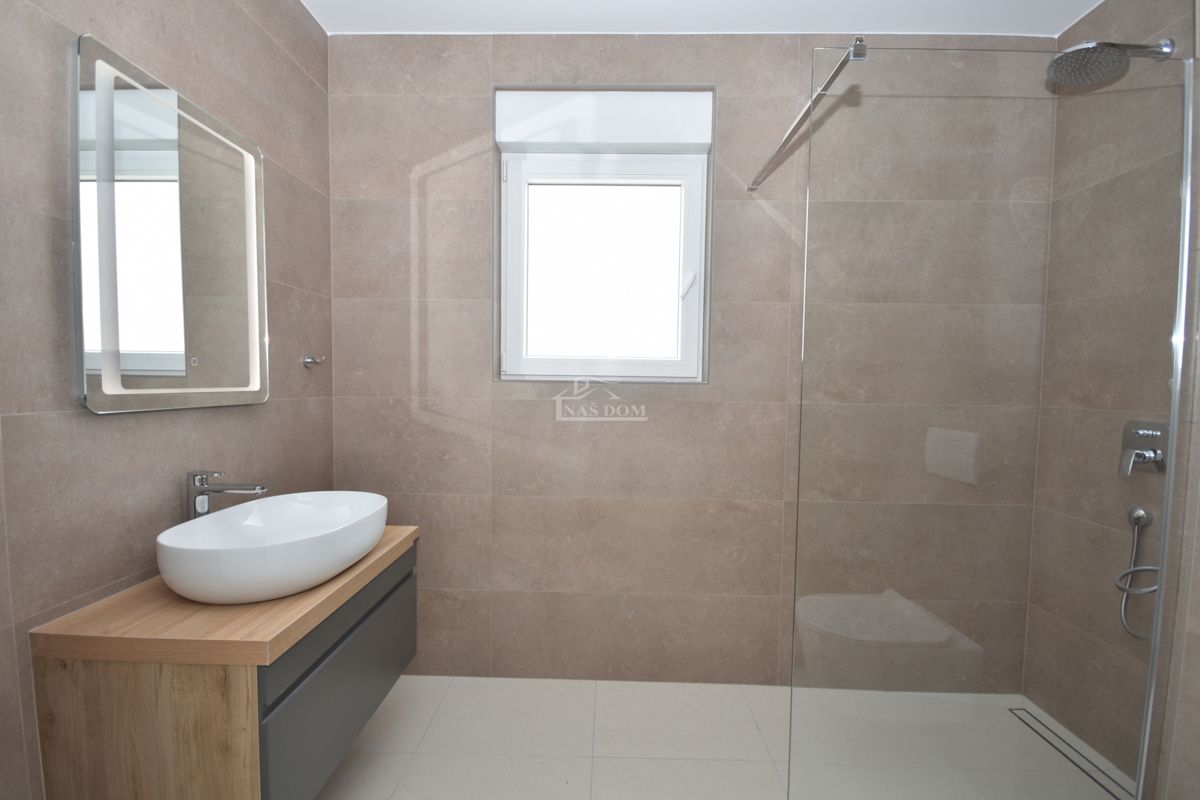 Vodice - Stanovanje S3 v prvem nadstropju, le 350 m od plaže