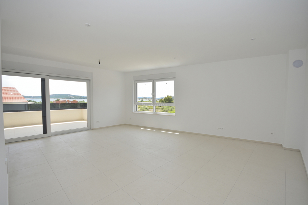 Vodice - Stanovanje S3 v prvem nadstropju, le 350 m od plaže