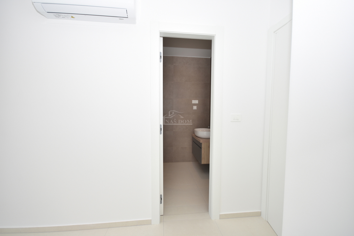 Vodice - Stanovanje S3 v prvem nadstropju, le 350 m od plaže