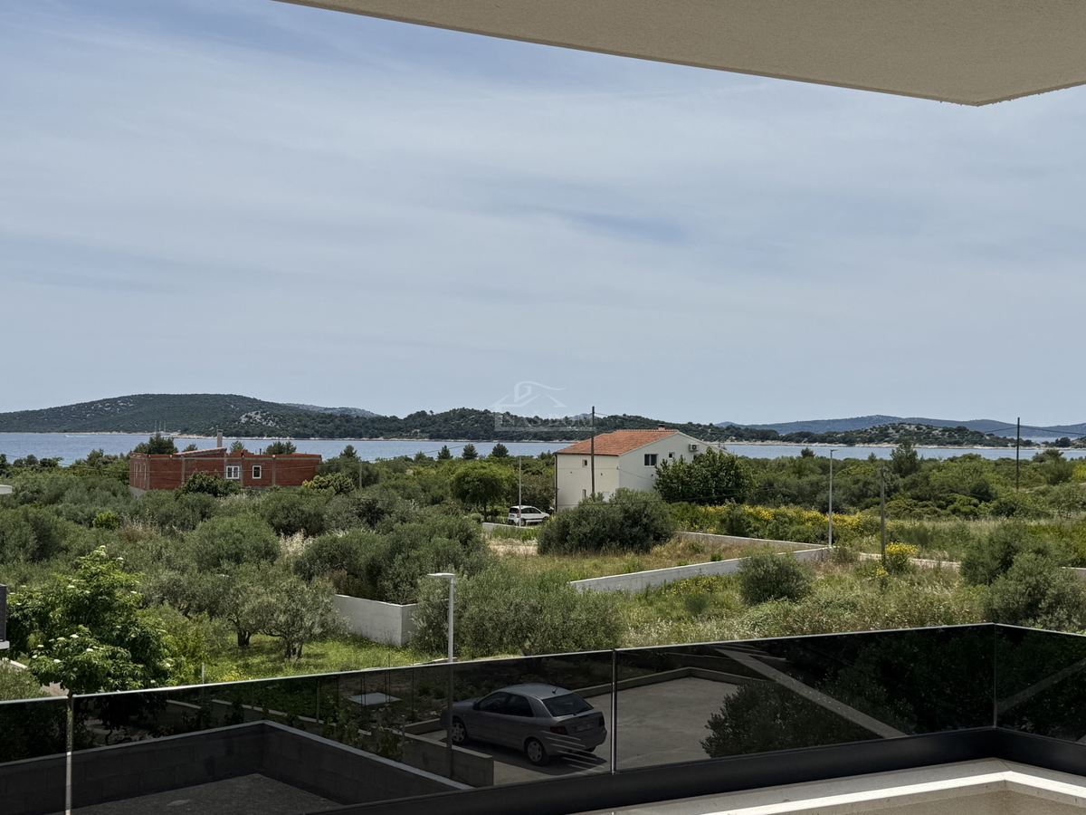 Vodice - Stanovanje S3 v prvem nadstropju, le 350 m od plaže