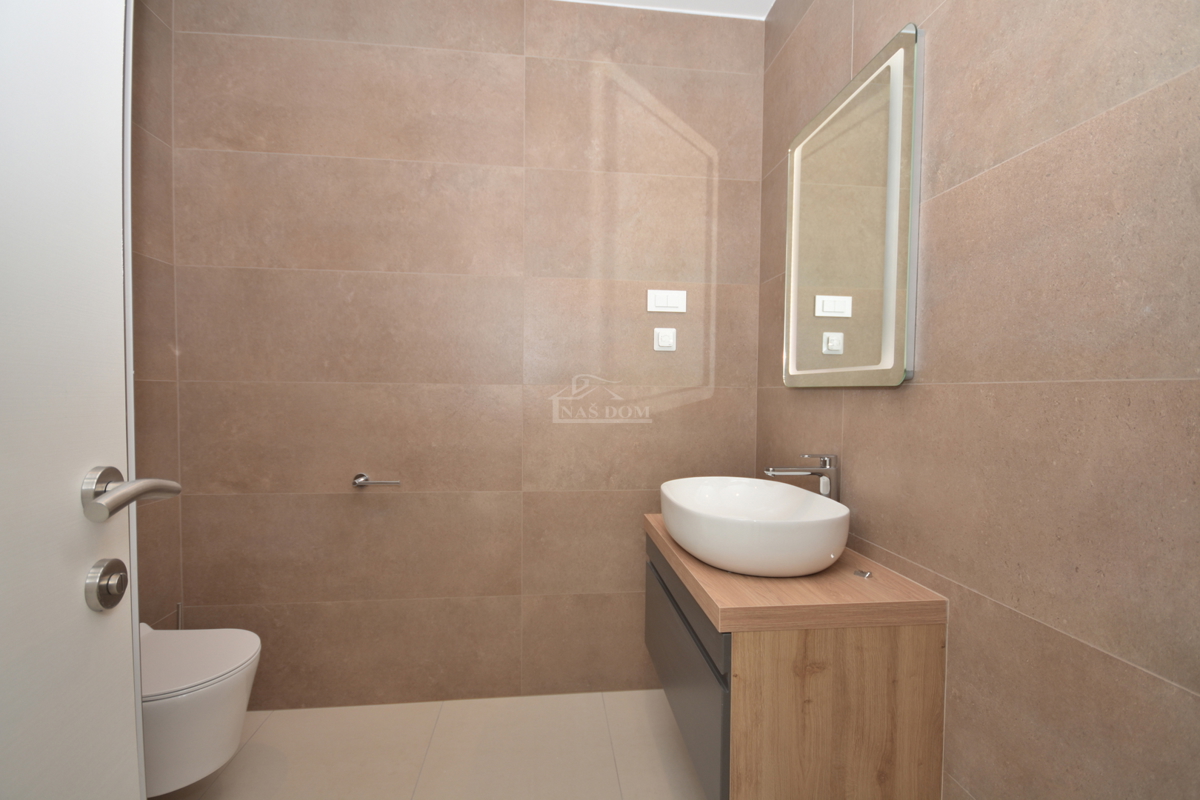 Vodice - Stanovanje S3 v prvem nadstropju, le 350 m od plaže