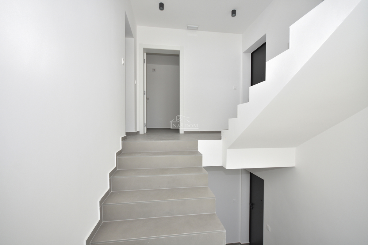 Vodice - Stanovanje S3 v prvem nadstropju, le 350 m od plaže