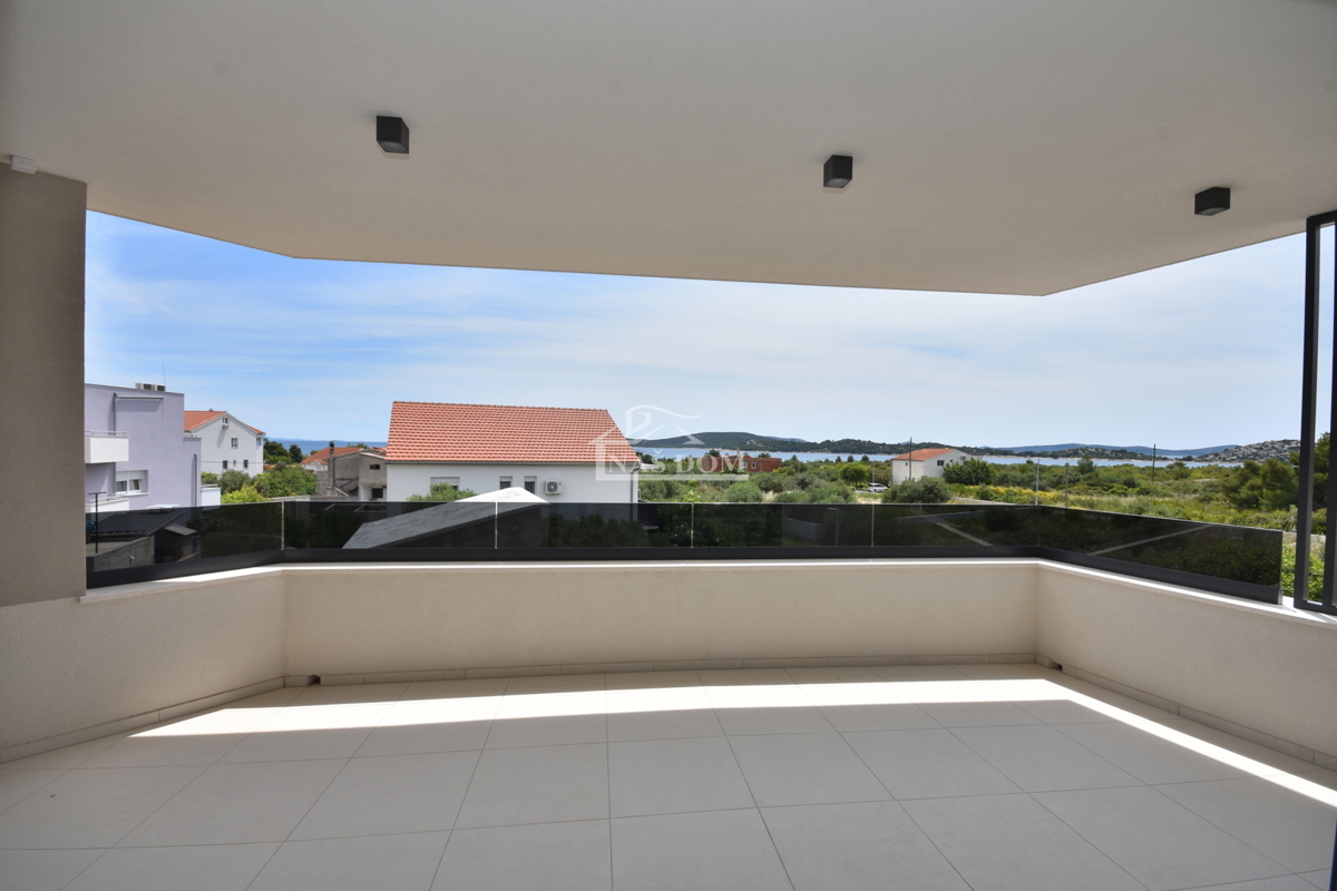 Vodice - Stanovanje S3 v prvem nadstropju, le 350 m od plaže