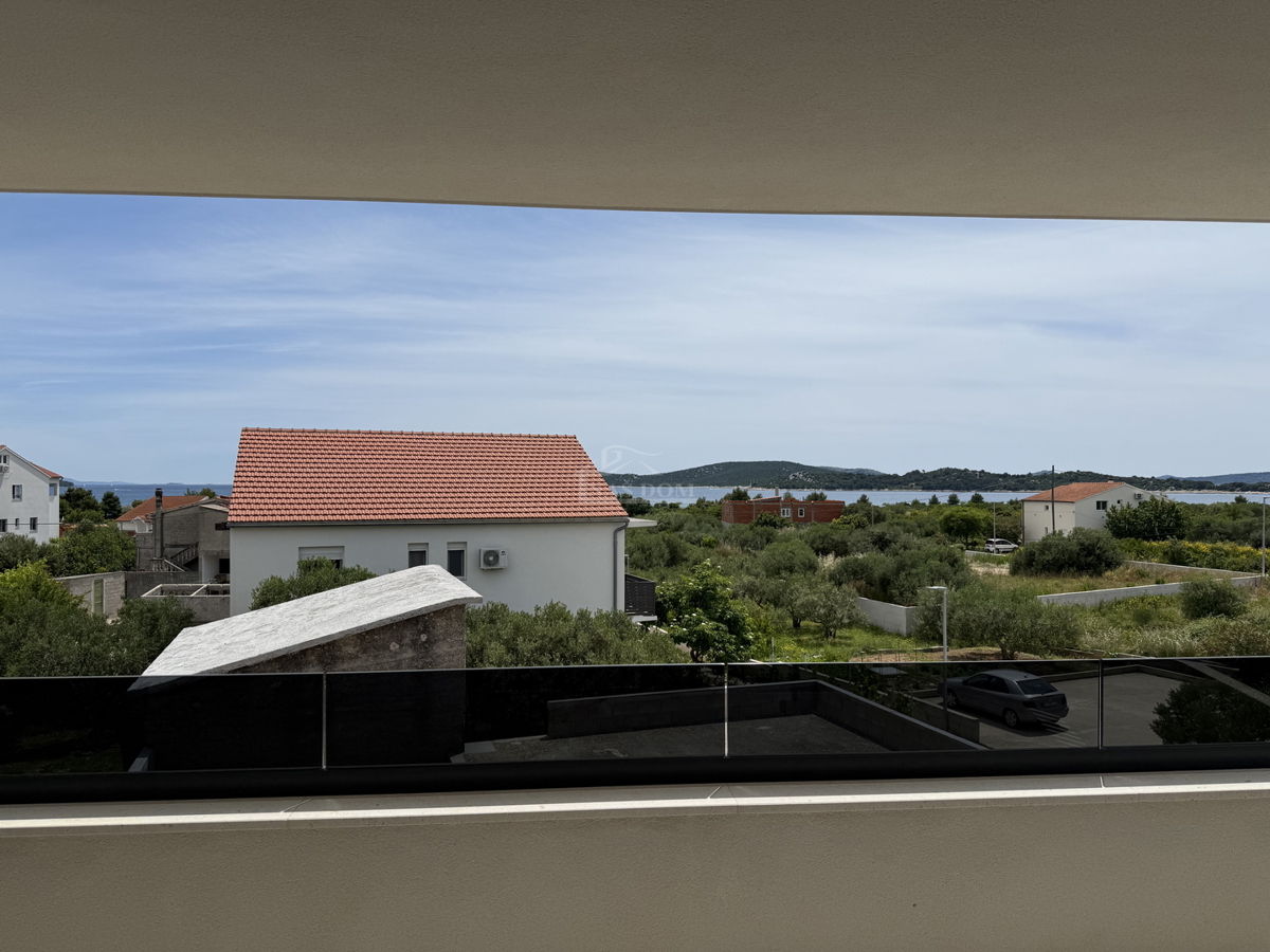 Vodice - Stanovanje S3 v prvem nadstropju, le 350 m od plaže