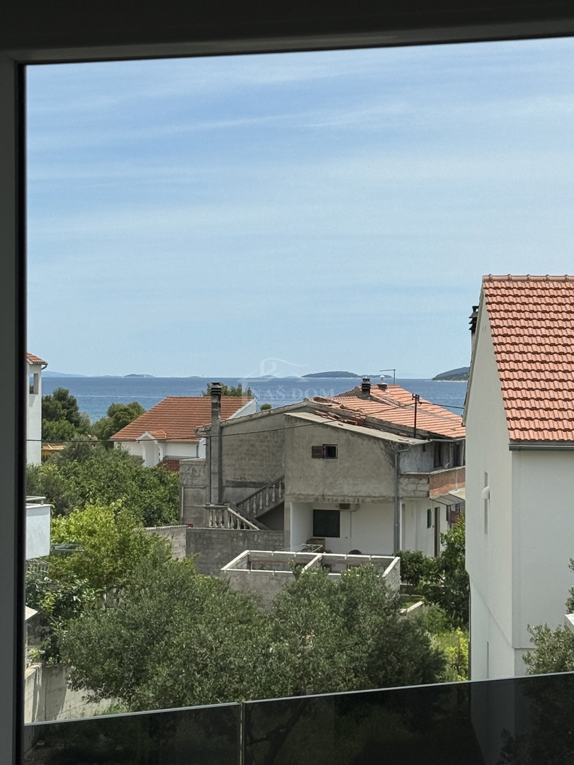 Vodice - Stanovanje S3 v prvem nadstropju, le 350 m od plaže