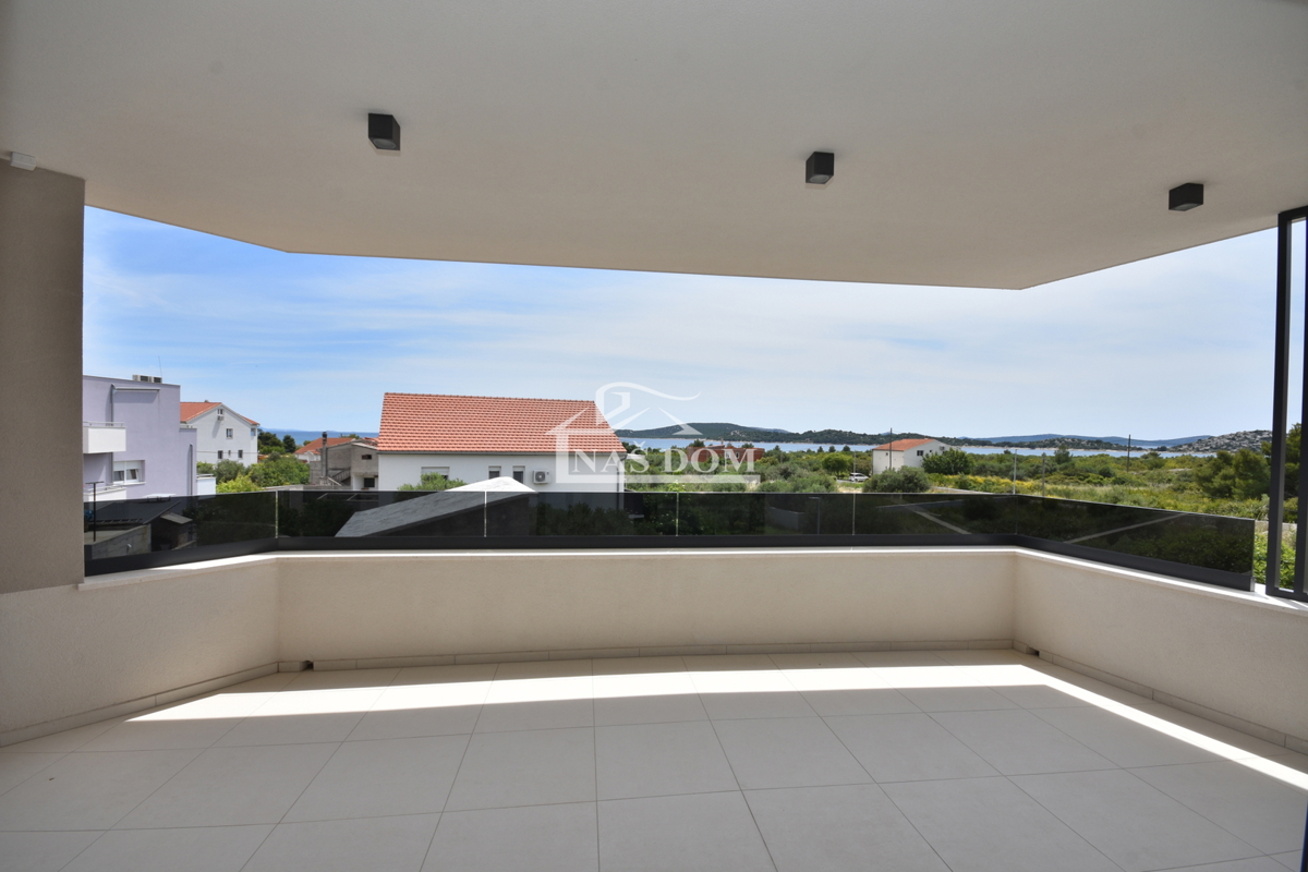 Vodice - Stanovanje S3 v prvem nadstropju, le 350 m od plaže