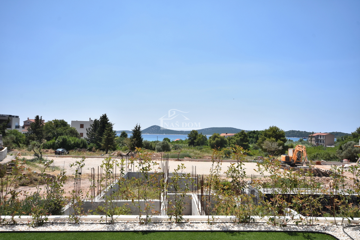 Vodice - Stanovanje S2 z vrtom, 300 m od plaže
