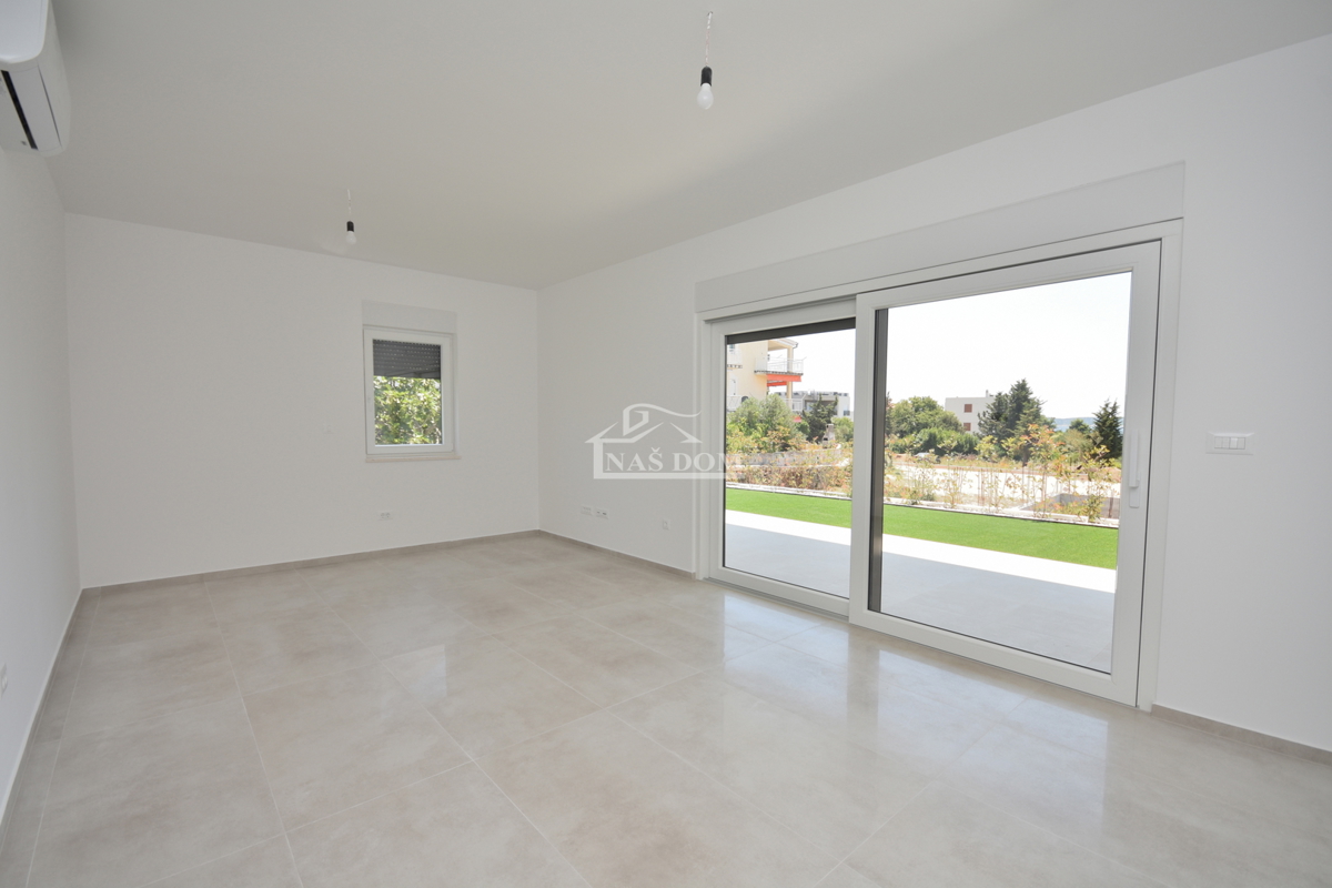 Vodice - Stanovanje S2 z vrtom, 300 m od plaže