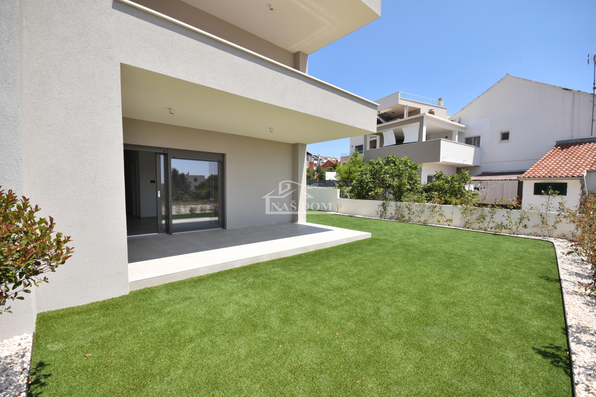Vodice - Stanovanje S2 z vrtom, 300 m od plaže