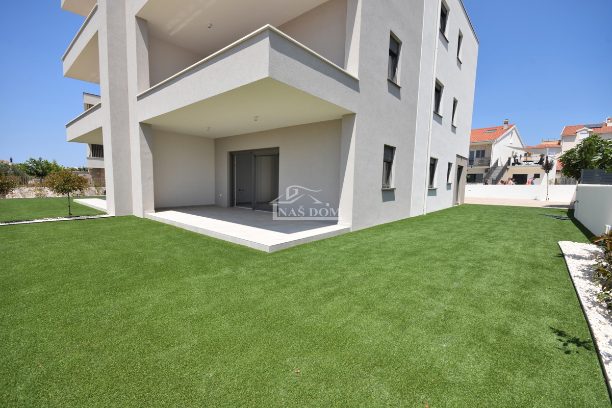 Vodice - Stanovanje S2 z vrtom, 300 m od plaže