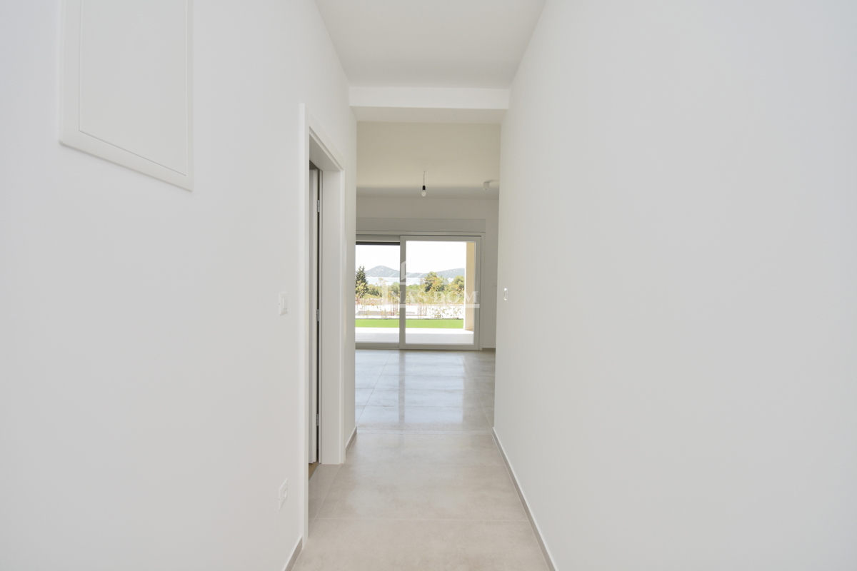 Vodice - Stanovanje S2 z vrtom, 300 m od plaže