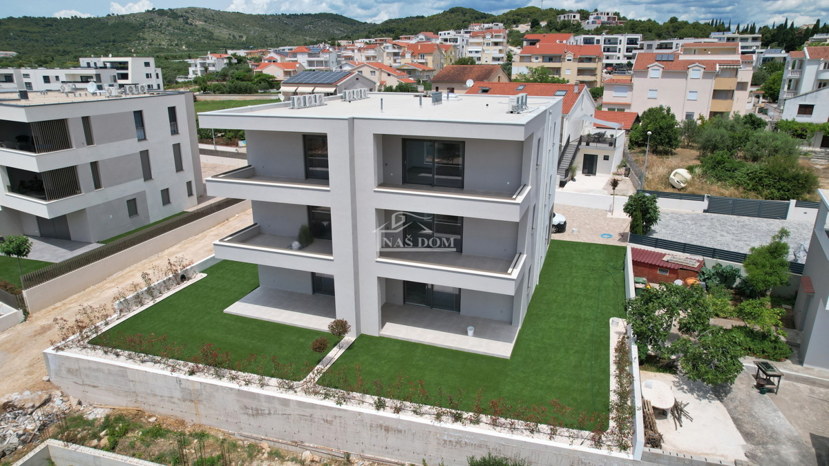 Vodice - Stanovanje S2 z vrtom, 300 m od plaže