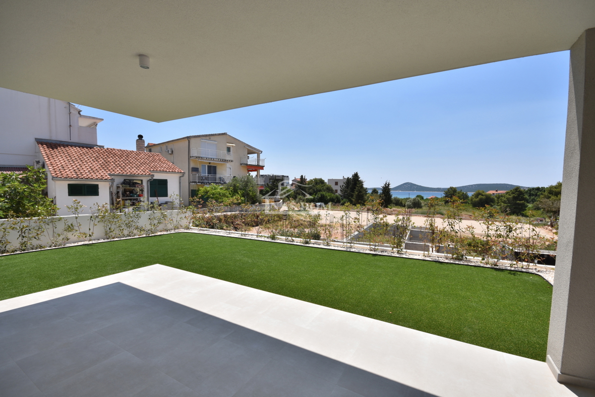Vodice - Stanovanje S2 z vrtom, 300 m od plaže