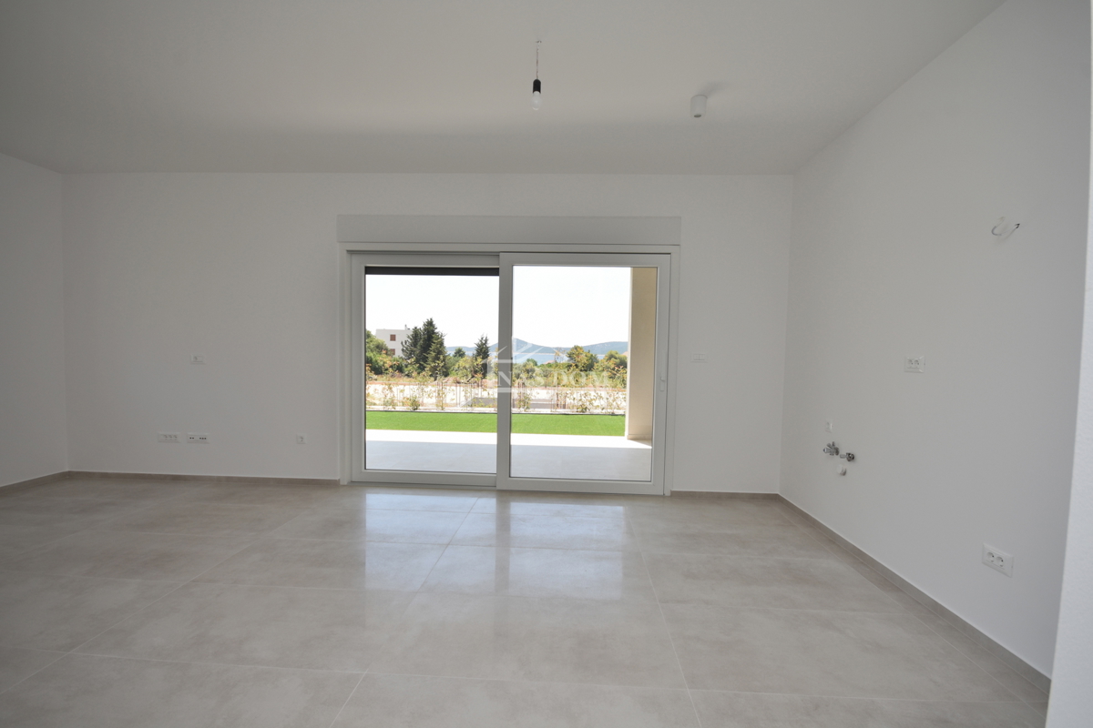 Vodice - Stanovanje S2 z vrtom, 300 m od plaže