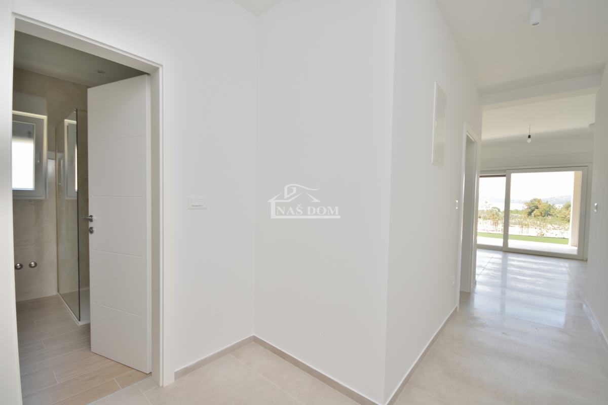 Vodice - Stanovanje S2 z vrtom, 300 m od plaže
