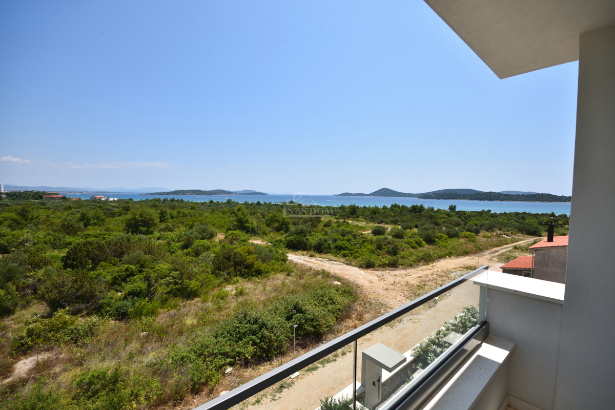 Tribunj - Stanovanje S6 z odprtim pogledom na morje, 400 m od plaže