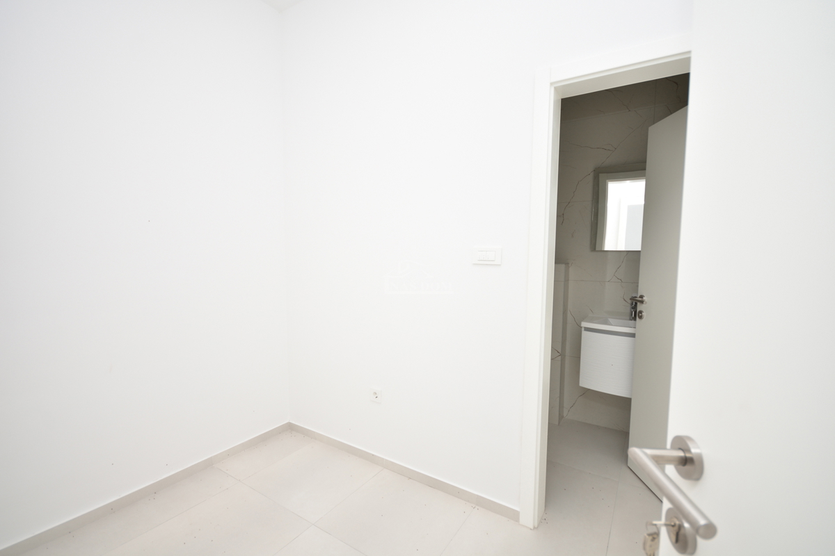 Srima - Poslovni prostor PP1, prvi trak do morja