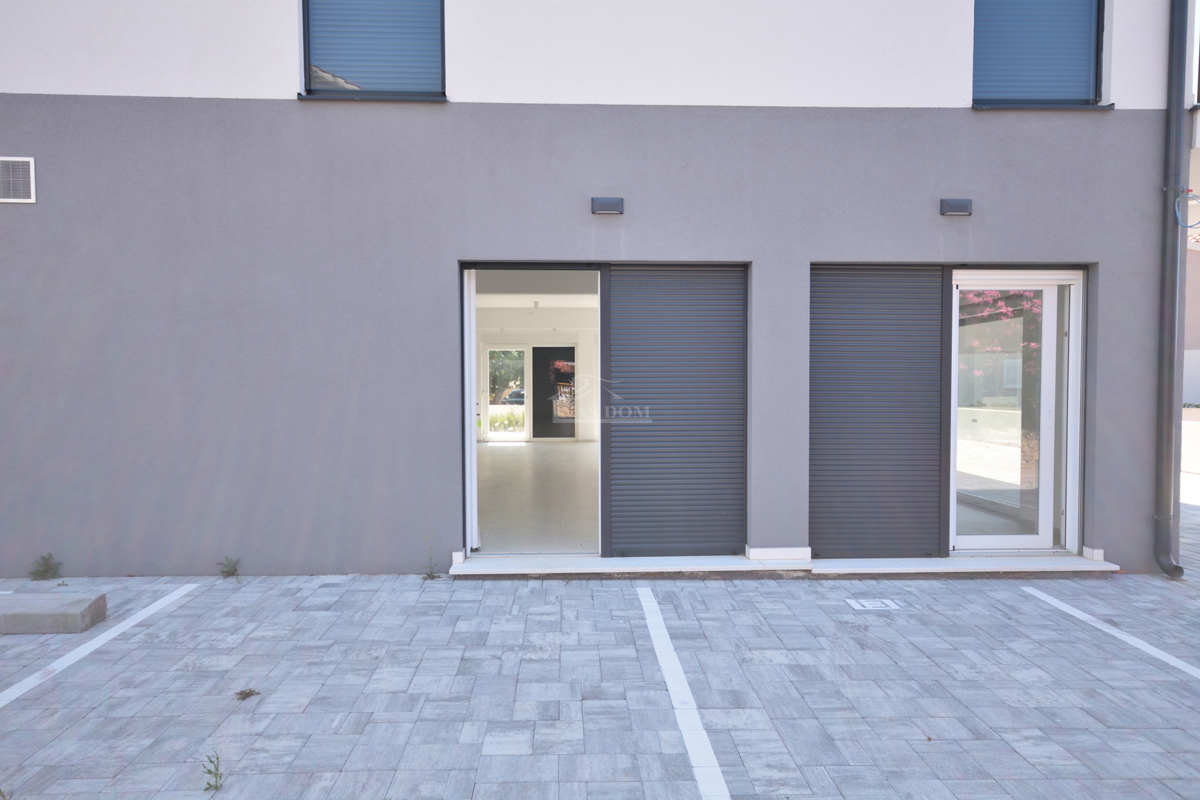 Srima - Poslovni prostor PP1, prvi trak do morja