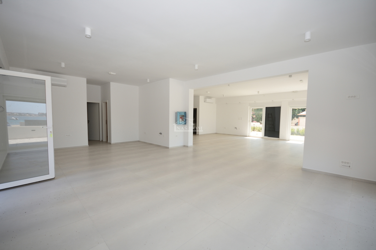 Srima - Poslovni prostor PP1, prvi trak do morja