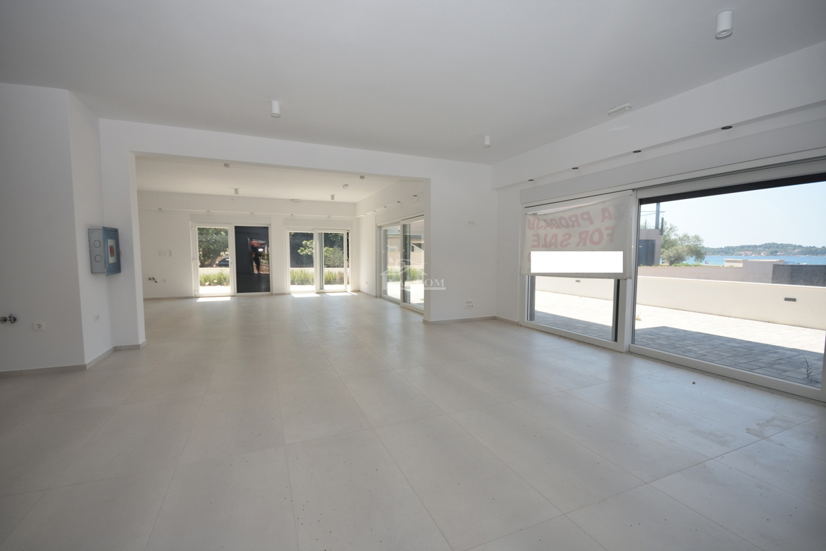 Srima - Poslovni prostor PP1, prvi trak do morja