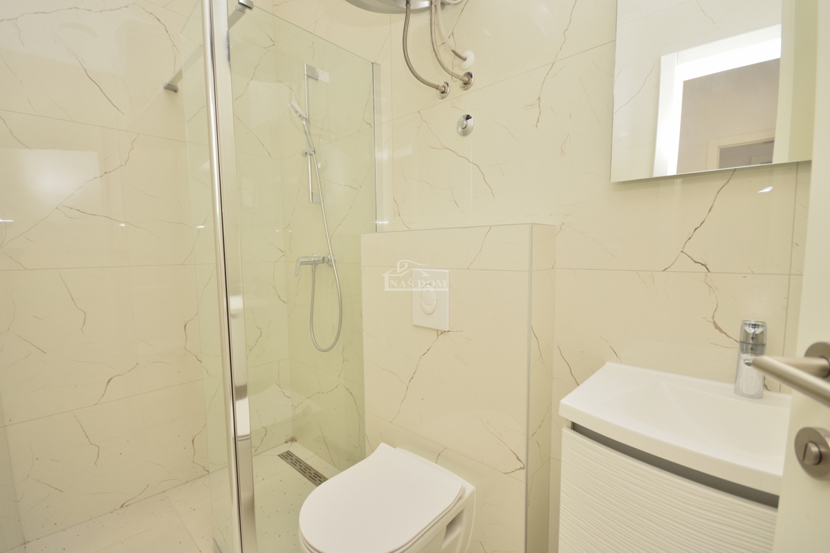 Srima - Poslovni prostor PP1, prvi trak do morja