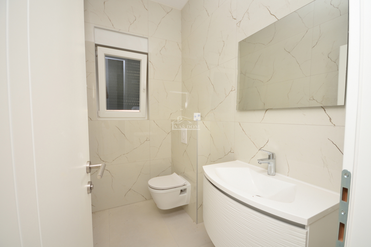 Srima - Poslovni prostor PP1, prvi trak do morja