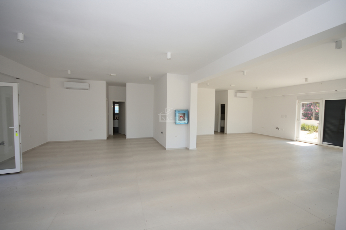 Srima - Poslovni prostor PP1, prvi trak do morja