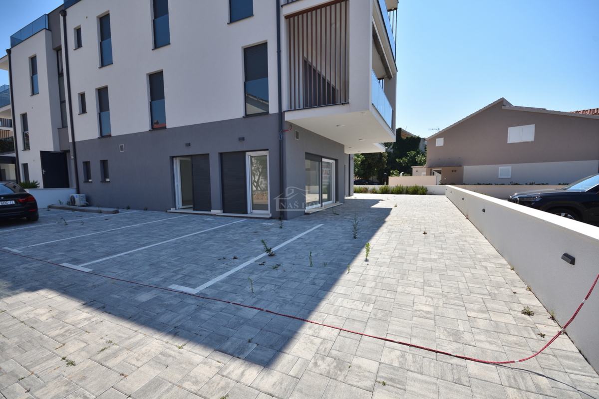 Srima - Poslovni prostor PP1, prvi trak do morja