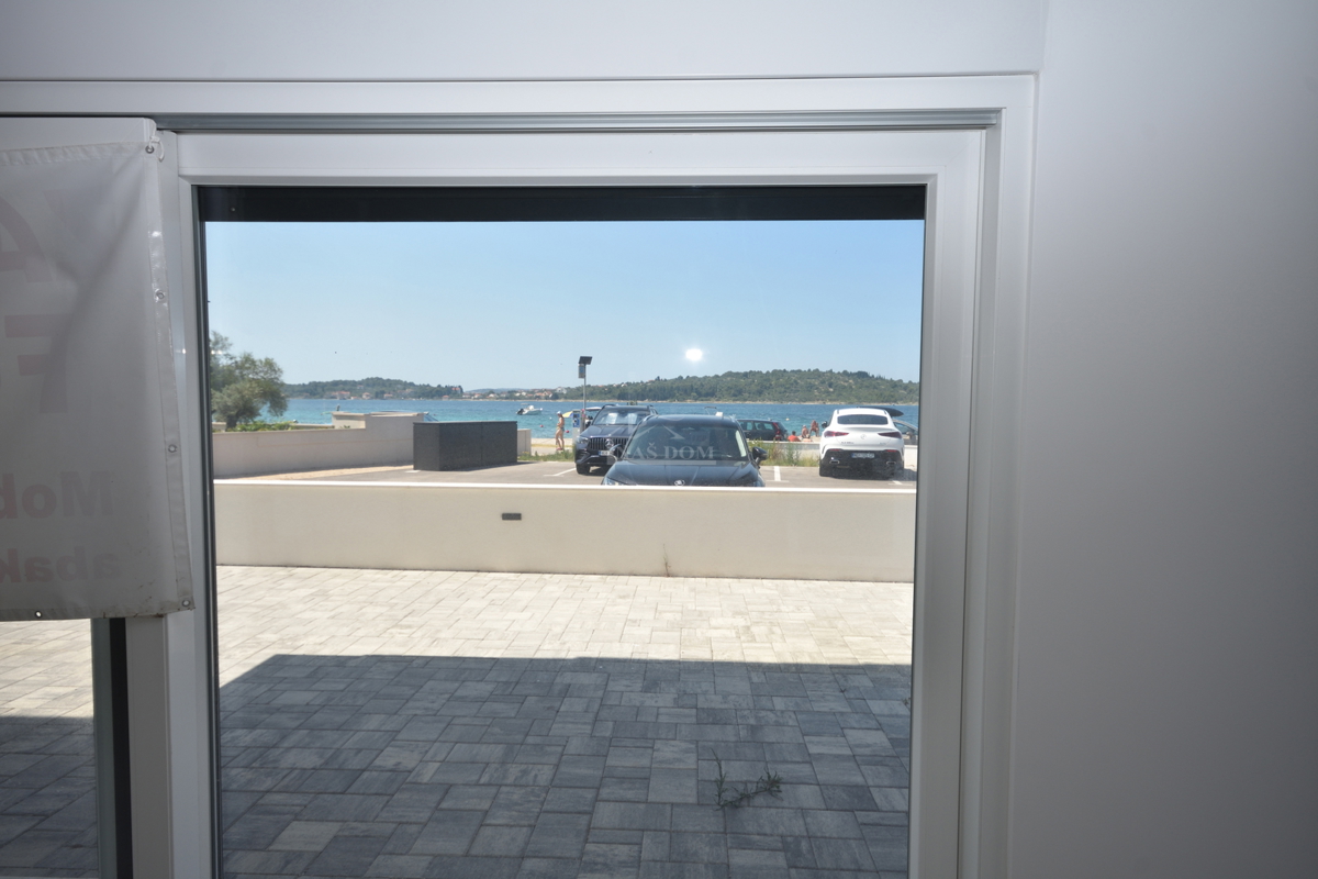 Srima - Poslovni prostor PP1, prvi trak do morja