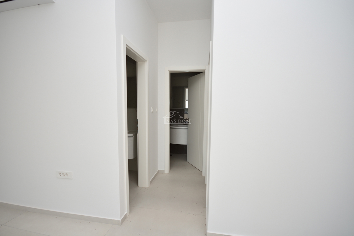 Srima - Poslovni prostor PP1, prvi trak do morja