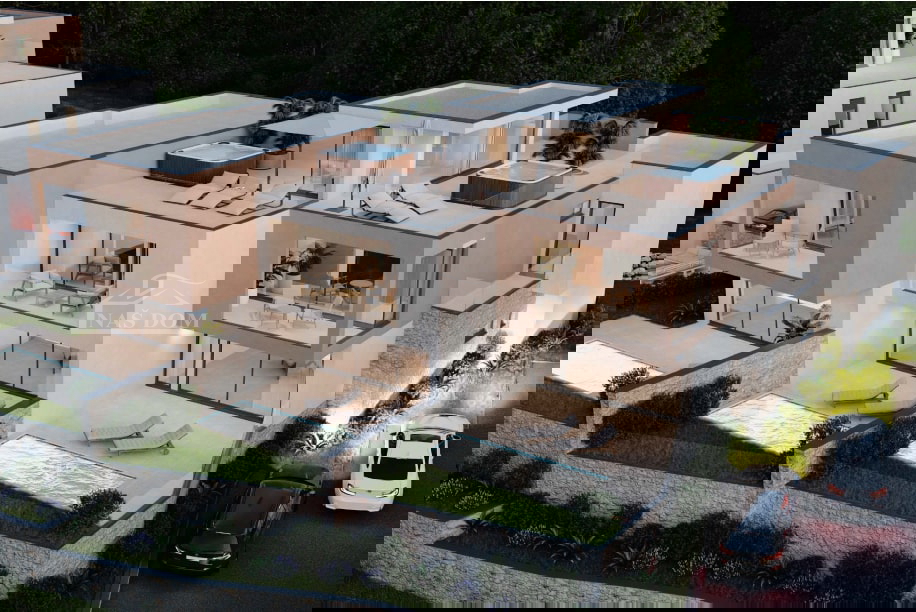 Vodice - **NOVOGRADNJA** S2 hiša z bazenom, strešna terasa, pogled na morje