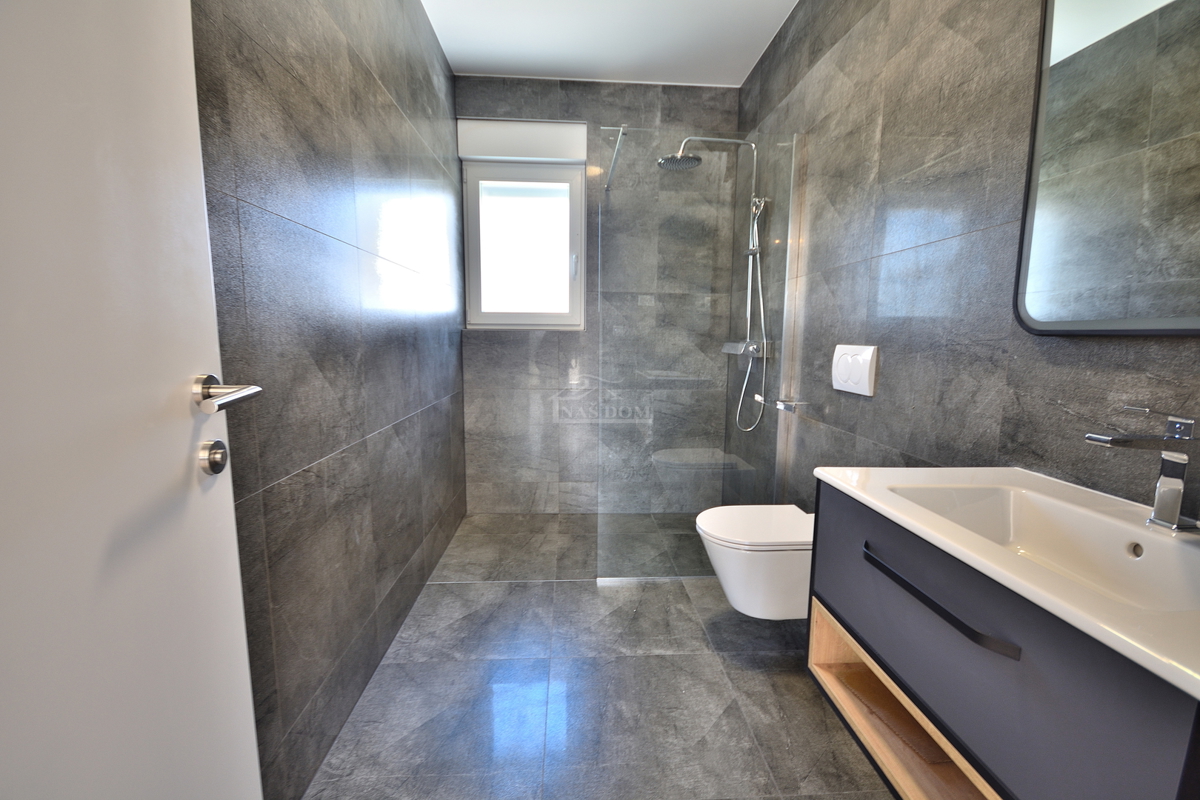 Vodice - *NOVOGRADNJA* S1 dvojna hiša na mirni lokaciji, 950 m od plaže