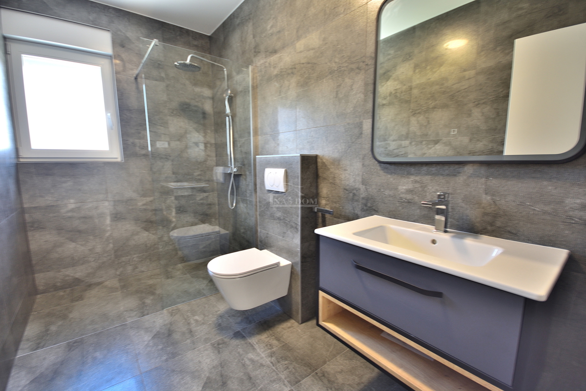 Vodice - *NOVOGRADNJA* S1 dvojna hiša na mirni lokaciji, 950 m od plaže