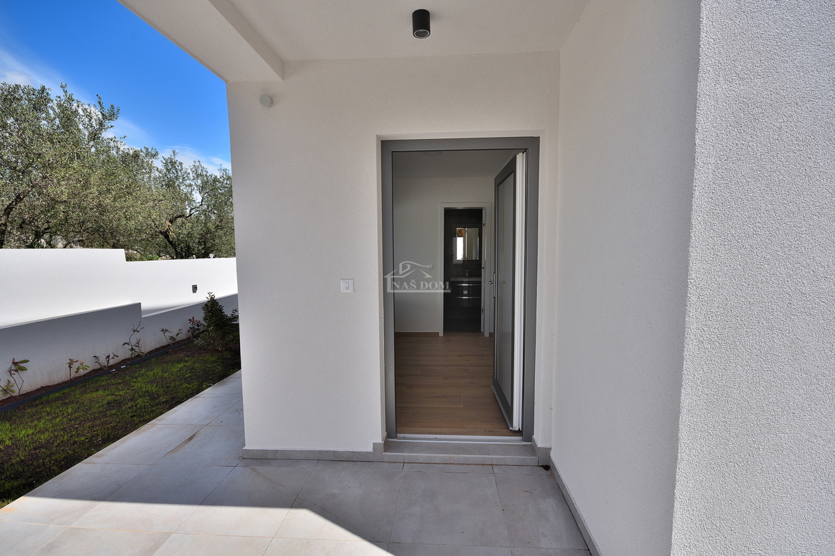 Vodice - *NOVOGRADNJA* S1 dvojna hiša na mirni lokaciji, 950 m od plaže