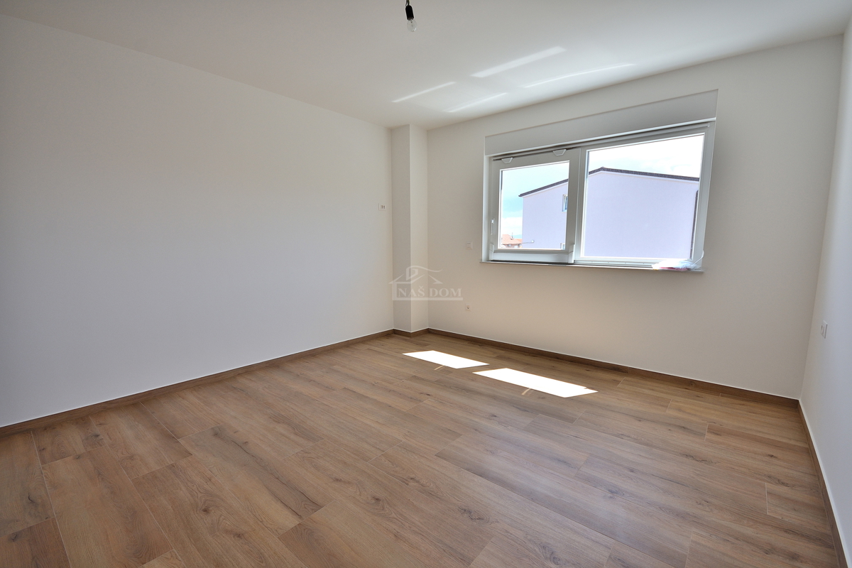 Vodice - *NOVOGRADNJA* S1 dvojna hiša na mirni lokaciji, 950 m od plaže