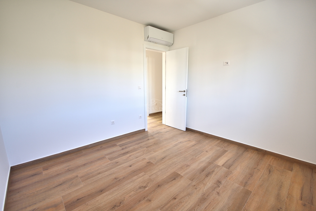 Vodice - *NOVOGRADNJA* S1 dvojna hiša na mirni lokaciji, 950 m od plaže