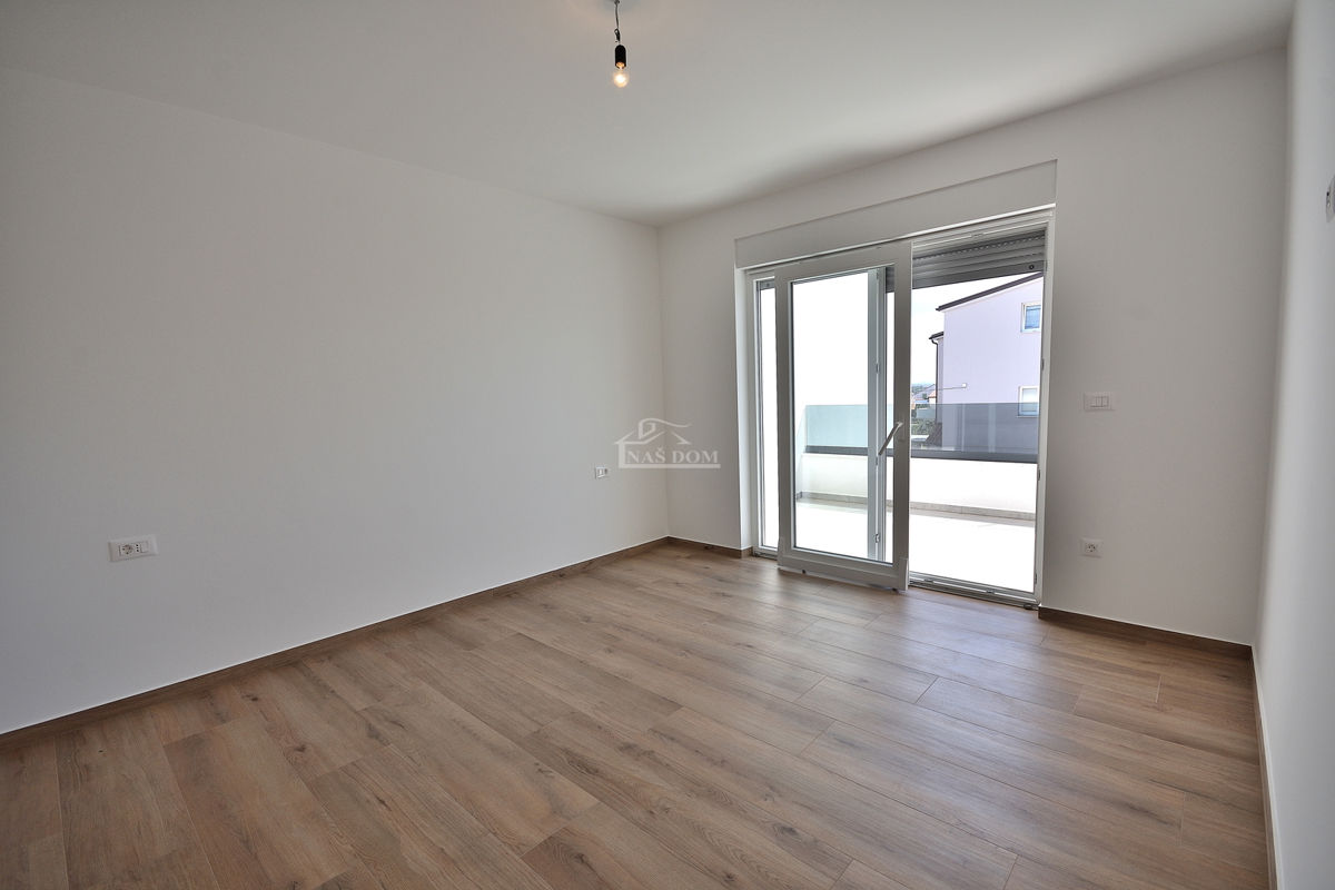 Vodice - *NOVOGRADNJA* S1 dvojna hiša na mirni lokaciji, 950 m od plaže