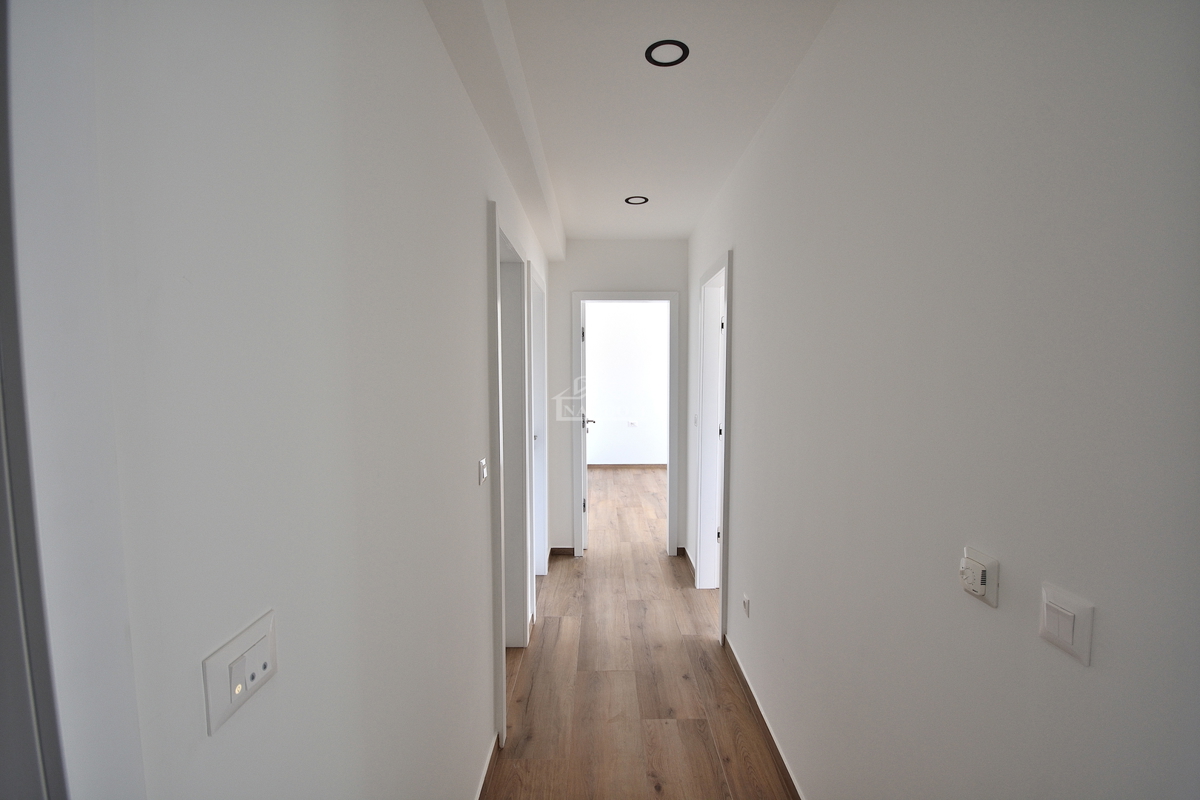 Vodice - *NOVOGRADNJA* S1 dvojna hiša na mirni lokaciji, 950 m od plaže