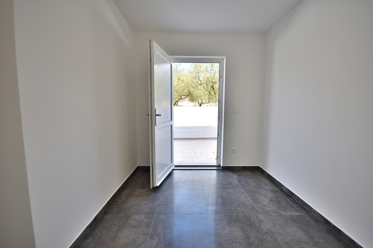 Vodice - *NOVOGRADNJA* S1 dvojna hiša na mirni lokaciji, 950 m od plaže