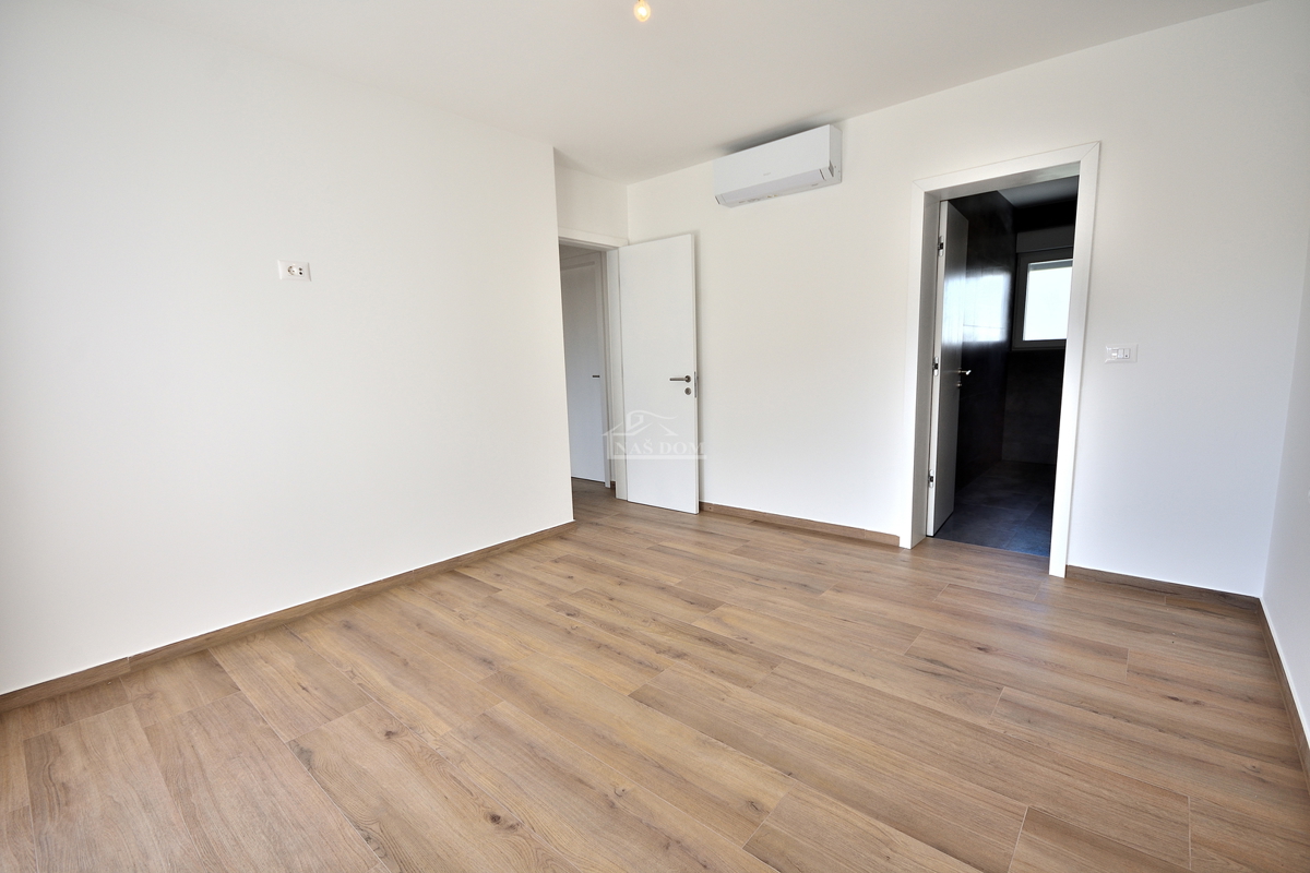 Vodice - *NOVOGRADNJA* S1 dvojna hiša na mirni lokaciji, 950 m od plaže