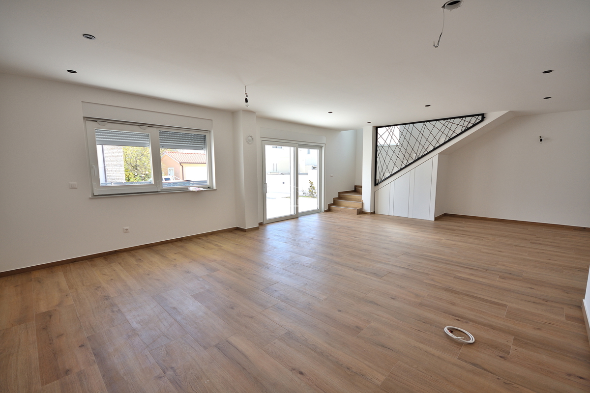 Vodice - *NOVOGRADNJA* S1 dvojna hiša na mirni lokaciji, 950 m od plaže