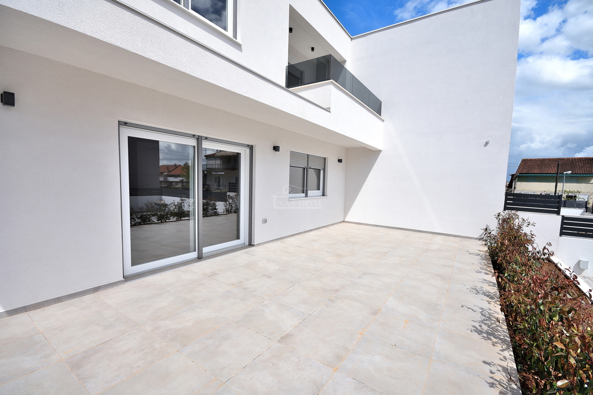 Vodice - *NOVOGRADNJA* S1 dvojna hiša na mirni lokaciji, 950 m od plaže